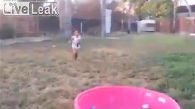 بالفيديو.. طفلة تتعرض لموقف محرج أمام والدها