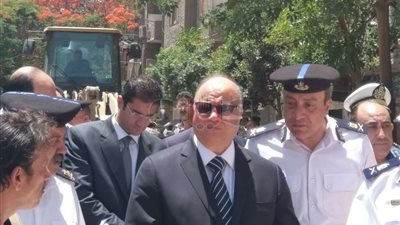 مدير أمن القاهرة يتفقد أعمال إزالة عقار مخالف في عين شمس (صور)