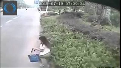 بالفيديو.. تهور راكب يتسبب في اصطدام أتوبيس بسيدة