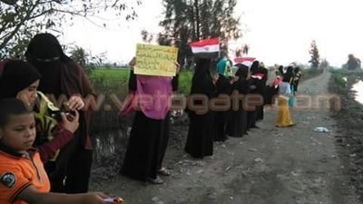 بالصور.. النساء والأطفال يتصدرون سلسلة بشرية للإخوان بالدقهلية