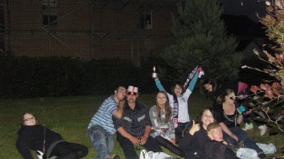 بالصور.. «شبح» فتاة يطل من نافذة منزل