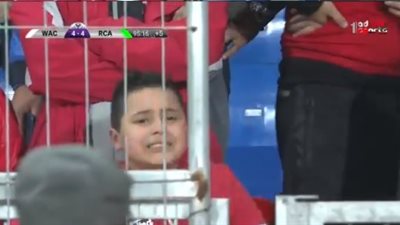 طفل ينهار بالبكاء بعد الهدف الرابع للرجاء في مرمى الوداد (فيديو)