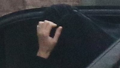 بالفيديو والصور.. عارضة أزياء شهيرة ترتدي النقاب في شوارع باريس