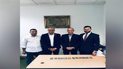 إحباط تهريب 12 سبيكة فضة في حقيبة راكبة بمطار برج العرب (صور)