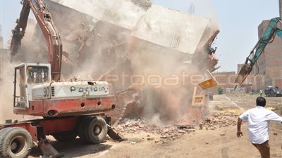 بالصور.. إزالة 4 عقارات مخالفة على أرض زراعية بـ«أبو النمرس»