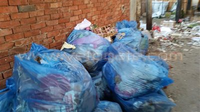 بالفيديو والصور.. سوق الخضار بالغردقة يتحول إلى مقلب قمامة