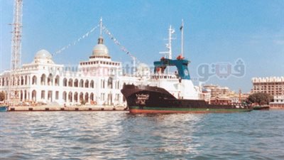 44 ناقلة تعبر قناة السويس اليوم وسفينة 