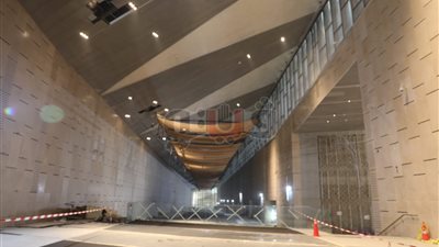 بدء تركيب فتارين عرض كنوز توت عنخ آمون بالمتحف الكبير (صور)