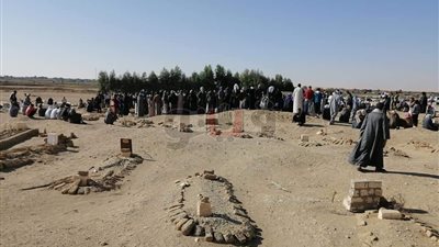 المئات يشيعون جثمان 3 طلاب توفوا في حادث بالوادي الجديد