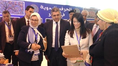 وزيرة السياحة تتفقد معرض الحرف اليدوية (صور)