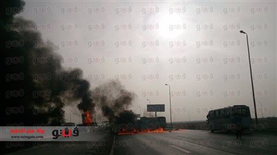 بالصور.. «الإرهابية» يقطعون طريق مصر - إسماعيلية الصحراوى بالعبور
