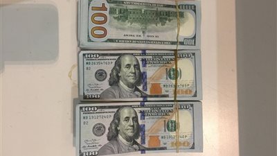 ضبط محاولة تهريب 28 ألف دولار بحقيبة مسافر في مطار القاهرة