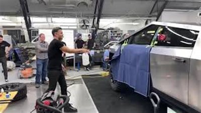 شاحنة تيسلا تكسر مسرح معرض لوس أنجلوس للسيارات (فيديو)