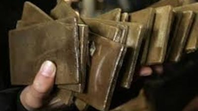 ضبط عاطلين بحوزتهما 22 قطعة حشيش بالغردقة وسفاجا