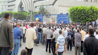 عمال البحر الأحمر يحتجون أمام مكتب النائب العام بسبب سحب التراخيص