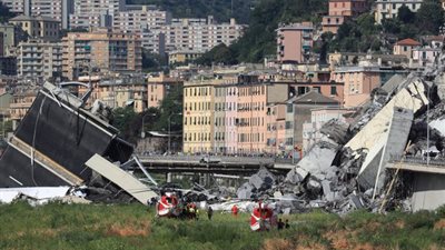 بسبب الطقس السيئ... انهيار جسر على طريق سريع في إيطاليا (صور)