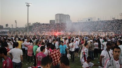 بالصور.. لحظة اقتحام جماهير الزمالك لملعب حلمي زامورا