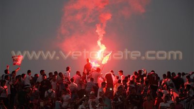 احتفالات بالشماريخ بعد وعد رئيس الزمالك بخروج المحبوسين
