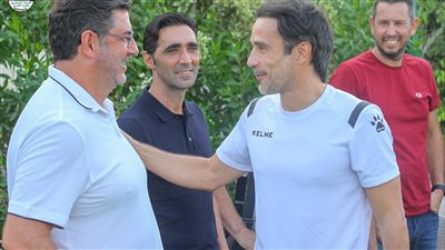 فيتوريا يجتمع بالجهاز الفني لـ نادي فاركو