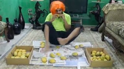 بالفيديو.. حال البنت وهي بتاكل المانجا