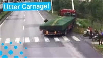 سائق دراجة نارية يتسبب في حادث مروع لشاحنة (فيديو)