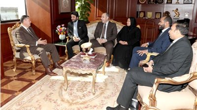 محافظ بني سويف يستقبل أطباء التأمين الصحي عقب استئصالهم ورما ضخما (صور)