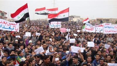 متظاهرون عراقيون يعتدون بالضرب على نائب محافظ النجف