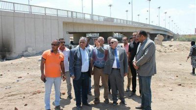 محافظ بورسعيد يتفقد سوق الملابس المستعملة (صور)