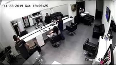 لحظة اقتحام سيارة صالون تجميل للنساء في لبنان (فيديو)