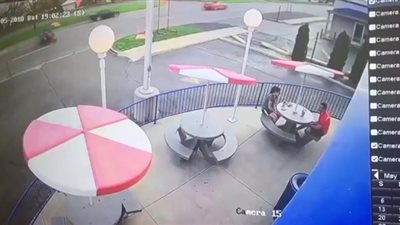 لحظة نجاة شاب وحبيبته من حادث دهس تحت عجلات سيارة (فيديو)