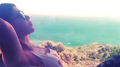 بالصور.. هيفاء وهبي تقضي إجازتها على البحر