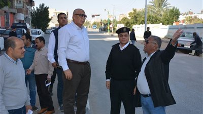 محافظ الوادي الجديد يتفقد مشروعات توسعة ورصف طرق الخارجة (صور)