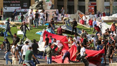 أنصار حزب الله وحركة أمل يعتدون على المتظاهرين في بيروت