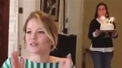 رد فعل صادم لممثلة تركية فاجأها أصدقاؤها في عيد ميلادها (فيديو)