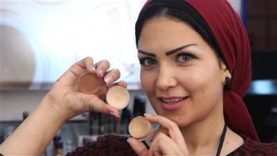 أسهل طريقة لتطبيق «المكياج» لإخفاء عيوب الوجه النحيف