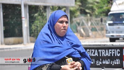 بالفيديو والصور..  مواطنة تهتف ضد الإرهابية بميدان النهضة