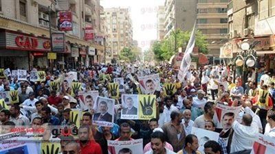 مسيرة لأنصار الإرهابية أمام مسجد السادات بحلوان