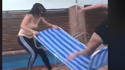 فتاة تتعرض لموقف محرج عند محاولة تنفيذ مقلب بصديقاتها (فيديو)