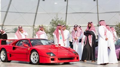 موسم الرياض.. ولي العهد في معرض السيارات (فيديو وصور)