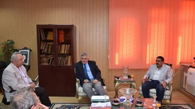 محافظ الشرقية يبحث إنشاء مستشفى للطوارئ مع وفد إدارة الأشغال العسكرية