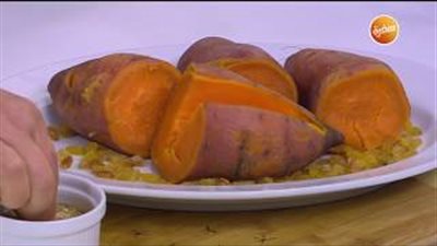 أسهل طريقة لعمل البطاطا المشوية (فيديو)