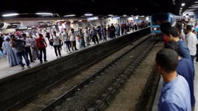 سقوط شاب أمام المترو بمحطة السادات