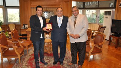 إيهاب توفيق يحيي حفلا غنائيا بجامعة حلوان