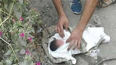العثور على طفل رضيع بشنطة خضراوات في شارع الأوقاف بنبروه