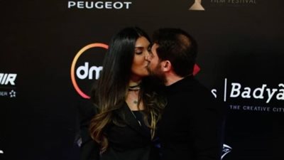قبلة رومانسية من حسام الجندي لزوجته على السجادة الحمراء لفيلم 