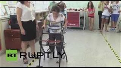 بالفيديو.. فتاة مصابة بالشلل تتمكن من المشي بهيكل خارجي
