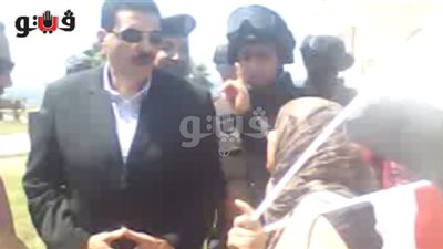 بالفيديو.. سيدة تهتف أمام مدير أمن الإسكندرية: ربنا ينصركم على الإرهاب