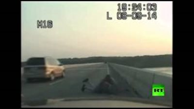 بالفيديو.. ضابط أمريكي يمنع شابا من الانتحار