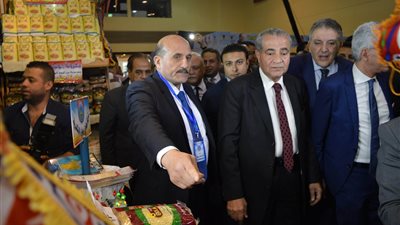 وزير التموين يشيد بتخفيضات منتجات معرض أهلا رمضان