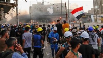 إصابة عشرات المحتجين باقتحام قوات الأمن لساحة التظاهر في بابل (صور)